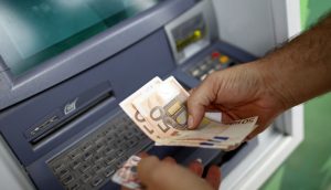 Як зняти гроші з банкомату в Німеччині з української чи місцевої картки, а також у супермаркетах чи на АЗС, що потрібно знати про це?