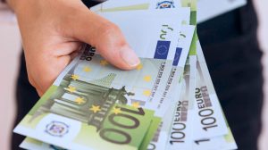 Як зняти гроші з банкомату в Німеччині з української чи місцевої картки, а також у супермаркетах чи на АЗС, що потрібно знати про це?