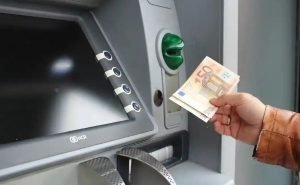 Як зняти гроші з банкомату в Німеччині з української чи місцевої картки, а також у супермаркетах чи на АЗС, що потрібно знати про це?