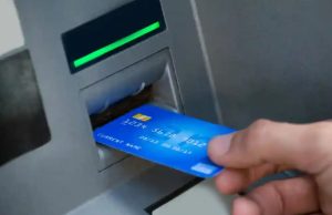 Як зняти гроші з банкомату в Німеччині з української чи місцевої картки, а також у супермаркетах чи на АЗС, що потрібно знати про це?