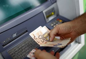 Українська банківська картка в Німеччині – ліміти, що з ними робити, скільки можна зняти грошей у банкоматі та інші актуальні питання