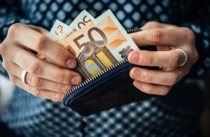 Як змінюється життя українських біженців у Німеччині: нові соціальні правила та обмеження