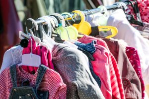 Як заощадити на покупках одягу та речей у Німеччині: second hand, акції супермаркетів, барахолки - корисні поради на тему