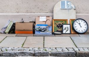 Як заощадити на покупках одягу та речей у Німеччині: second hand, акції супермаркетів, барахолки - корисні поради на тему