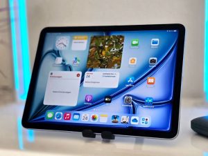 Планшет Apple iPad Air 11, который удобно брать в автопутешествие