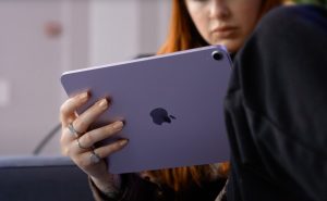 Планшет Apple iPad Air 11, который удобно брать в автопутешествие