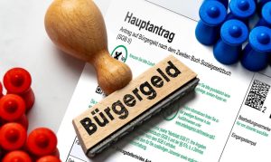 Перевірки банківських рахунків та доходів українців в Німеччині, хто отримує соціальні допомоги: важливо для тих, хто живе під тимчасовим захистом