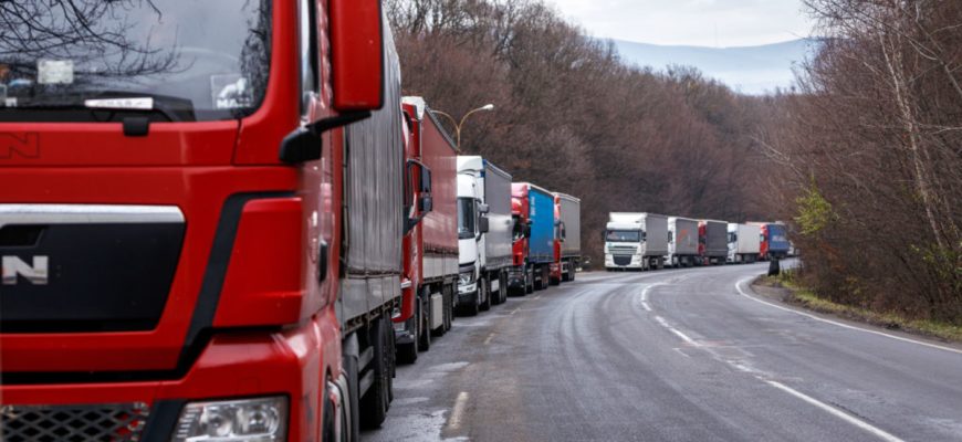 trucks-stuck-at-ukraine-slovakia-border